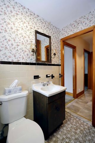 79 Woodlawn St, Fall River, MA 02720