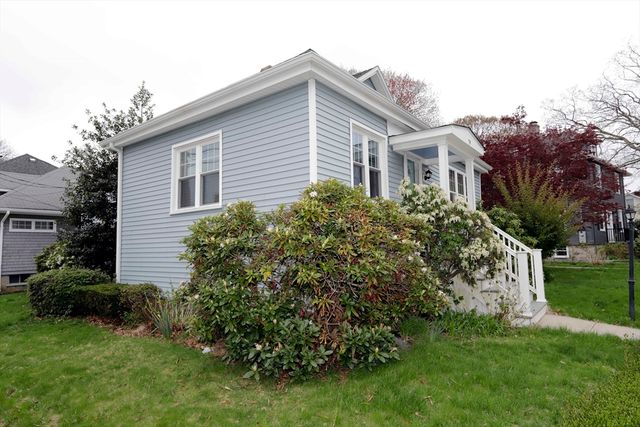 79 Woodlawn St, Fall River, MA 02720