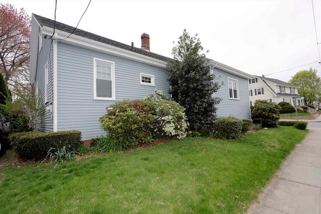 79 Woodlawn St, Fall River, MA 02720