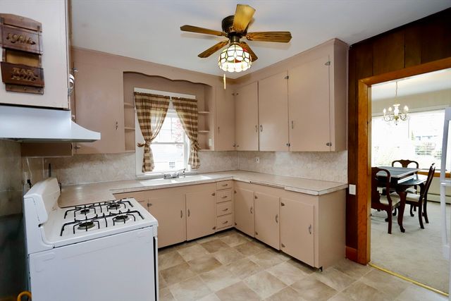 79 Woodlawn St, Fall River, MA 02720