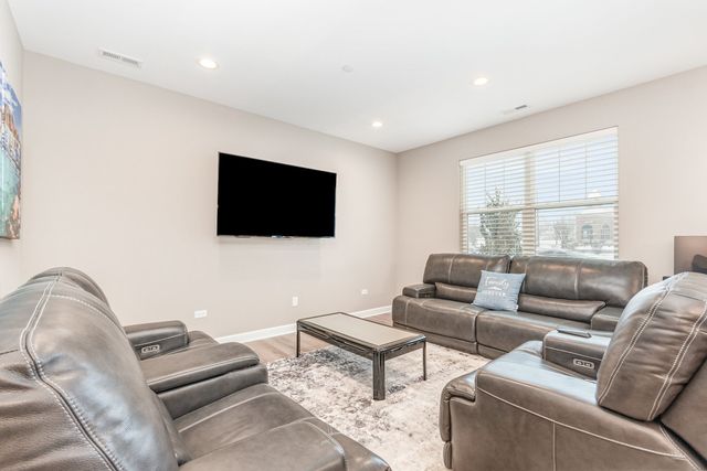 253 Masters Drive, Addison, IL 60101