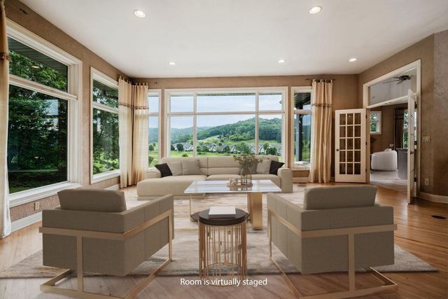 446 Country Club Lane, Onalaska, WI 54650