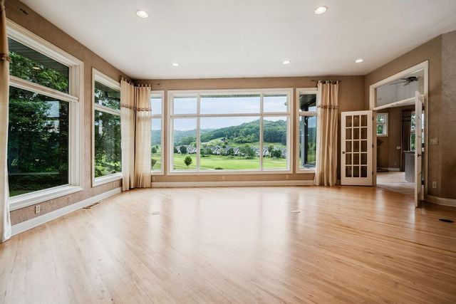 446 Country Club Lane, Onalaska, WI 54650