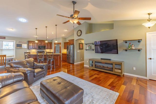 905 Pioneer DRIVE, Holmen, WI 54636