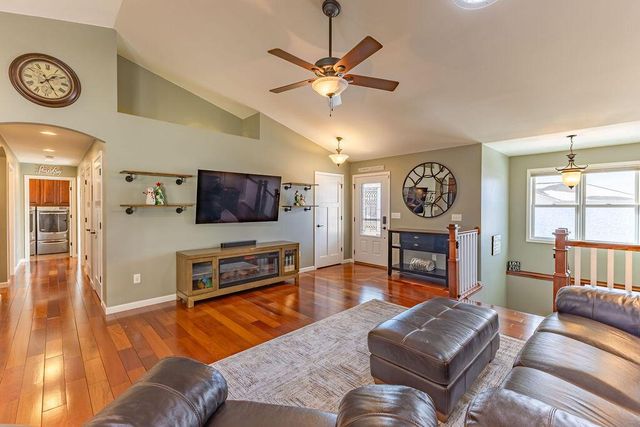 905 Pioneer DRIVE, Holmen, WI 54636