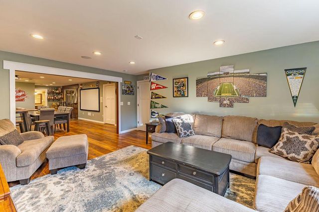 905 Pioneer DRIVE, Holmen, WI 54636