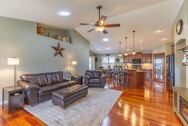 905 Pioneer DRIVE, Holmen, WI 54636