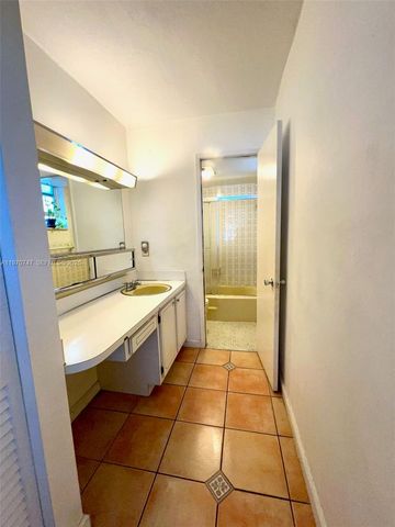 1658 Bay Rd 203, Miami Beach, FL 33139