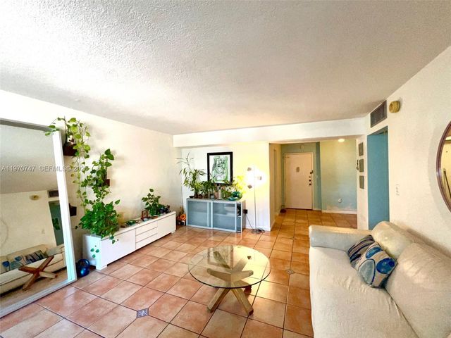 1658 Bay Rd 203, Miami Beach, FL 33139