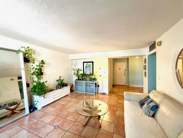 1658 Bay Rd 203, Miami Beach, FL 33139