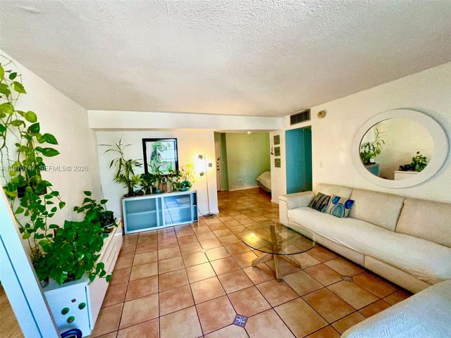 1658 Bay Rd 203, Miami Beach, FL 33139