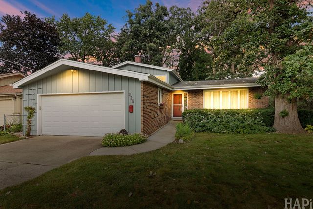 225 S Seymour Avenue, Mundelein, IL 60060