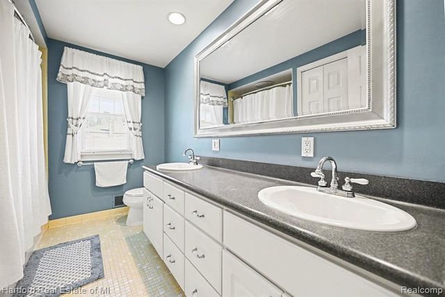 25800 Rutledge Crossing, Farmington Hills, MI 48335