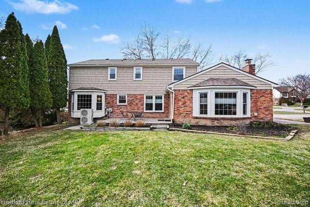 25800 Rutledge Crossing, Farmington Hills, MI 48335