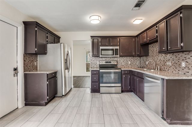 144 Hunter Drive, Cedar Hill, TX 75104