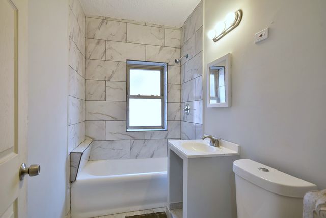 5900 W Ohio Street 2, Chicago, IL 60644