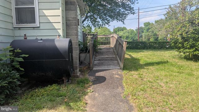 326 FENWICK RD, Pilesgrove, NJ 08098