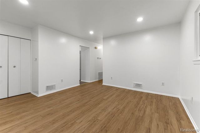 25492 Powers Avenue, Dearborn Heights, MI 48125