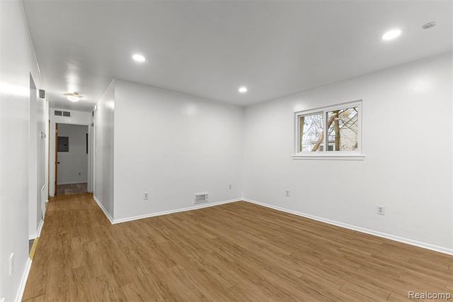 25492 Powers Avenue, Dearborn Heights, MI 48125