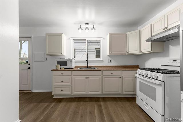 25492 Powers Avenue, Dearborn Heights, MI 48125