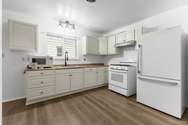 25492 Powers Avenue, Dearborn Heights, MI 48125