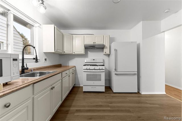 25492 Powers Avenue, Dearborn Heights, MI 48125