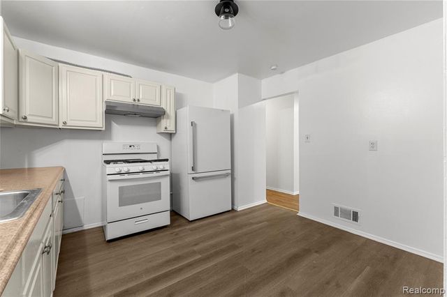 25492 Powers Avenue, Dearborn Heights, MI 48125