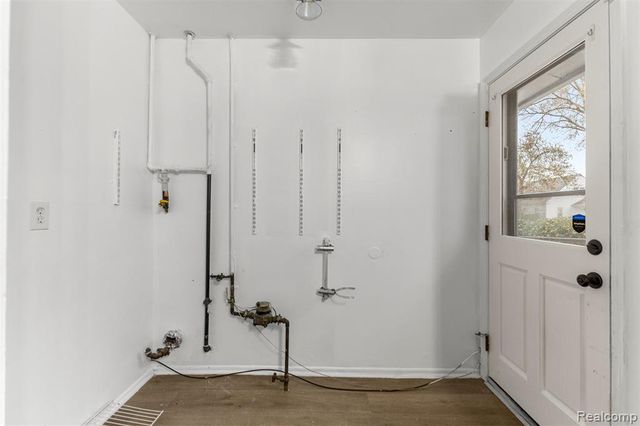 25492 Powers Avenue, Dearborn Heights, MI 48125