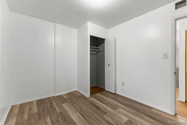 25492 Powers Avenue, Dearborn Heights, MI 48125