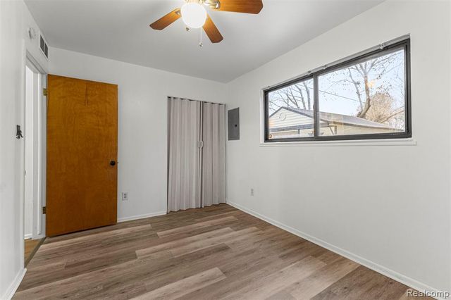 25492 Powers Avenue, Dearborn Heights, MI 48125