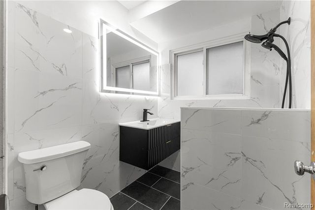 25492 Powers Avenue, Dearborn Heights, MI 48125