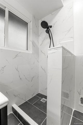 25492 Powers Avenue, Dearborn Heights, MI 48125