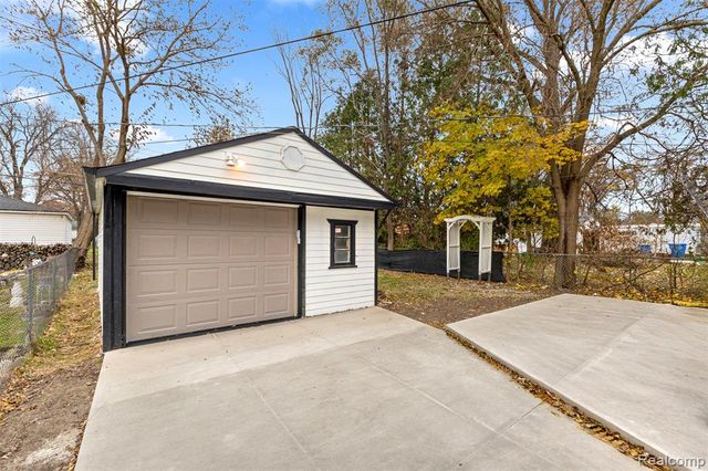 25492 Powers Avenue, Dearborn Heights, MI 48125