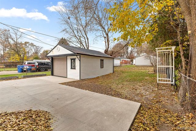 25492 Powers Avenue, Dearborn Heights, MI 48125