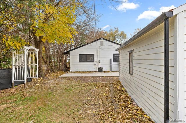 25492 Powers Avenue, Dearborn Heights, MI 48125