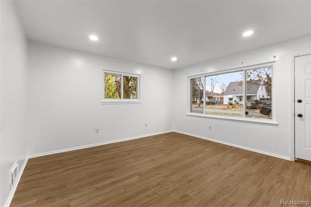 25492 Powers Avenue, Dearborn Heights, MI 48125