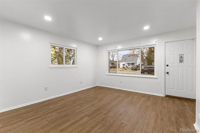 25492 Powers Avenue, Dearborn Heights, MI 48125