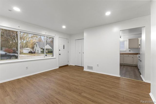 25492 Powers Avenue, Dearborn Heights, MI 48125