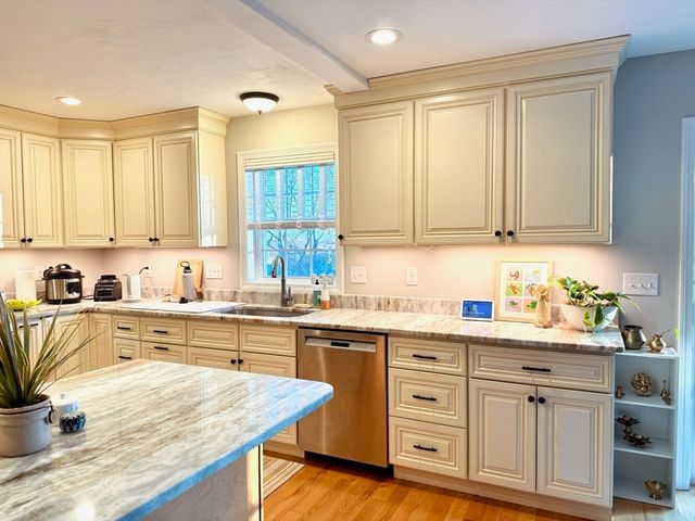 8 Sourwood Circle, Worcester, MA 01605