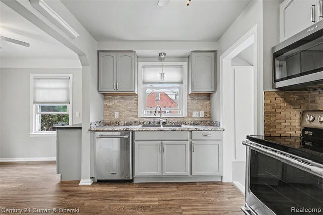 8182 Grayfield Street, Dearborn Heights, MI 48127