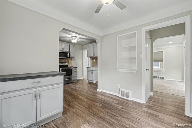 8182 Grayfield Street, Dearborn Heights, MI 48127