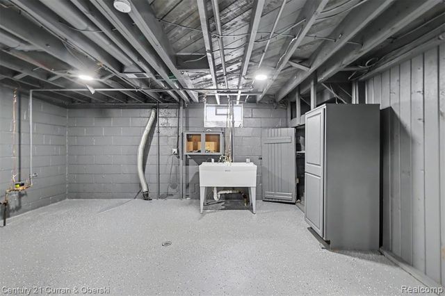 8182 Grayfield Street, Dearborn Heights, MI 48127