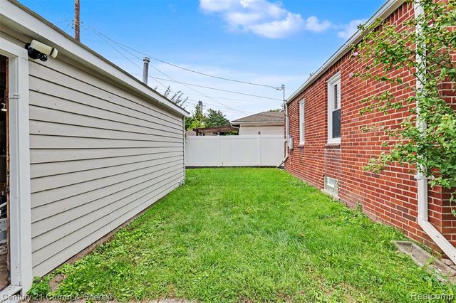 8182 Grayfield Street, Dearborn Heights, MI 48127