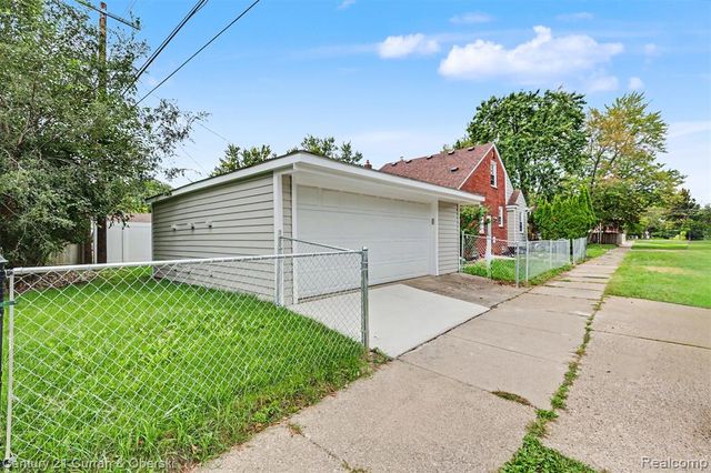 8182 Grayfield Street, Dearborn Heights, MI 48127