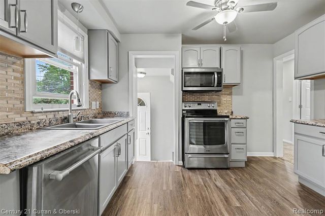 8182 Grayfield Street, Dearborn Heights, MI 48127