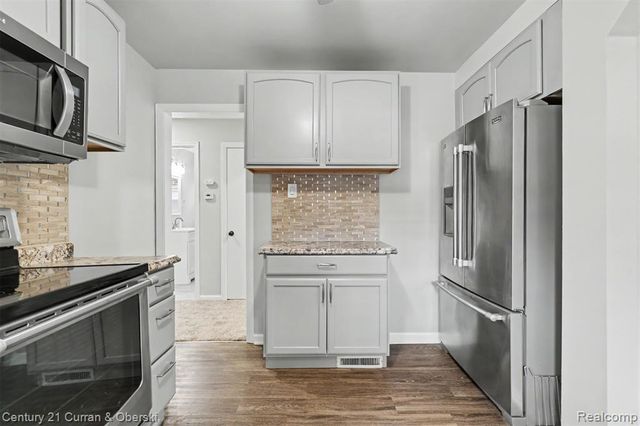8182 Grayfield Street, Dearborn Heights, MI 48127