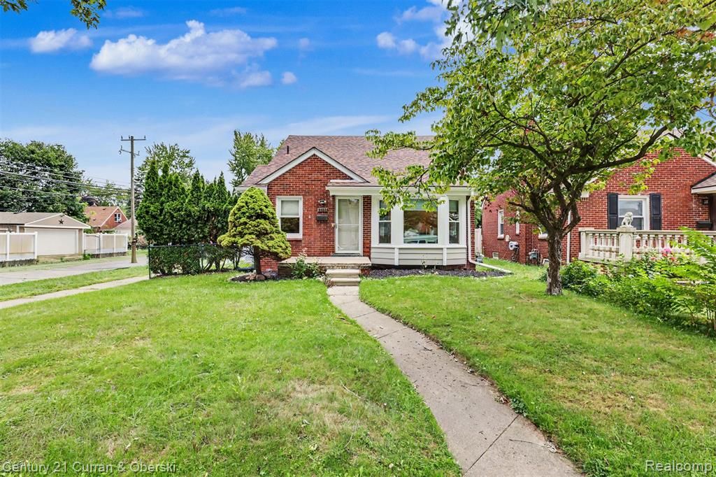 8182 Grayfield Street, Dearborn Heights, MI 48127