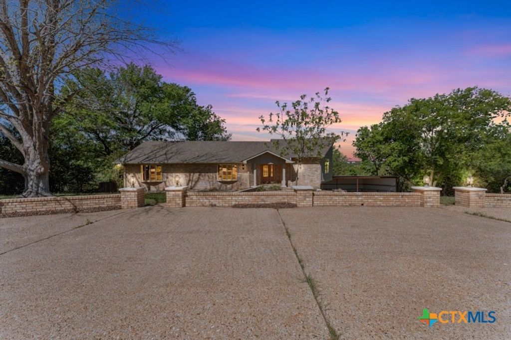 608 Ridgecrest Drive, Salado, TX 76571
