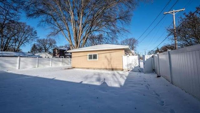 736 3rd Avenue E, Shakopee, MN 55379