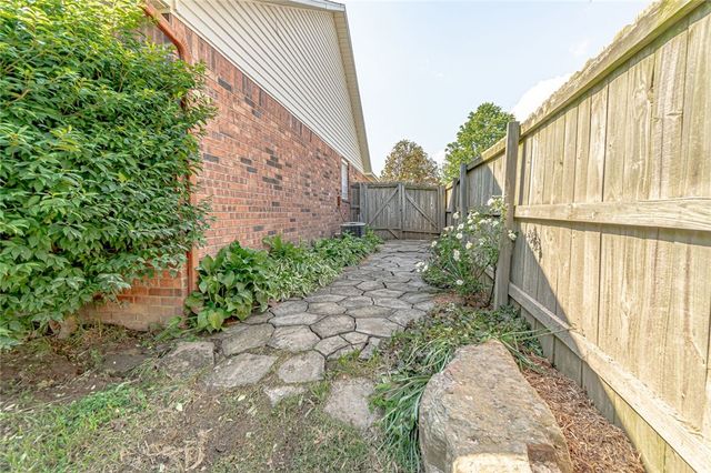 1807 SW Pine Avenue, Bentonville, AR 72713